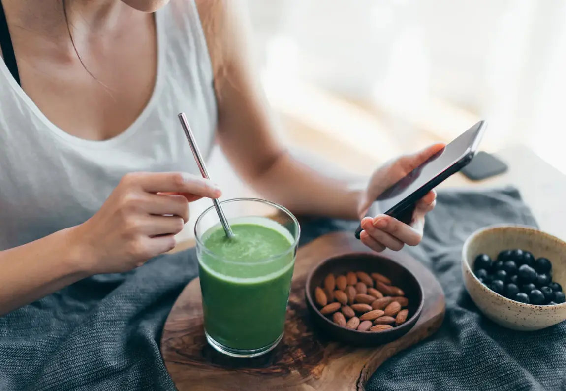 栄養食品を摂取する女性
