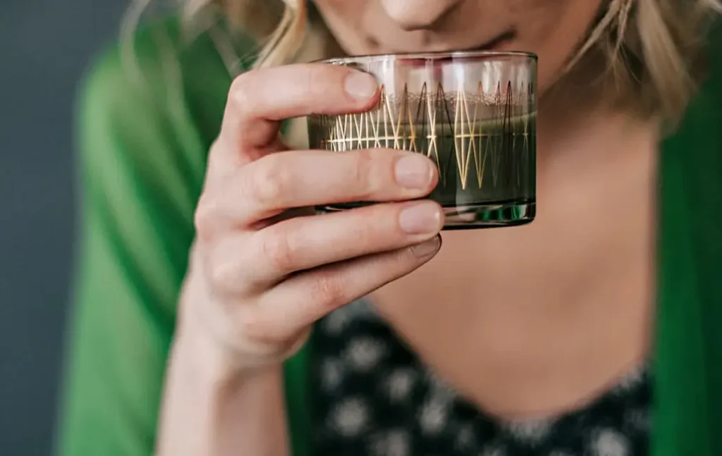 ブルーグリーンアルジーを飲む女性